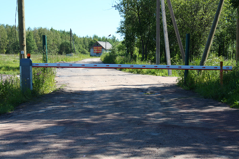 Шлагбаум по дороге на озеро
